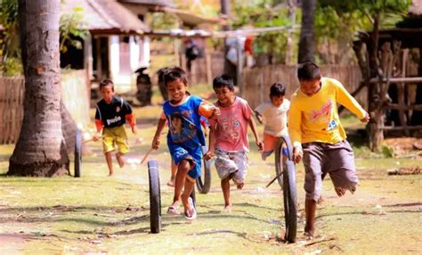 These Are The 6 Best Traditional Malaysian Games For Children To Play