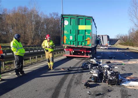 Zderzenie dwóch tirów pod Legnicą Autostrada w kierunku Wrocławia