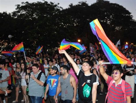 El colectivo Lgbt marchó y bailó con orgullo por los derechos