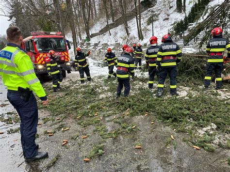 Intervenții ale pompierilor prahoveni în urma fenomenelor meteo