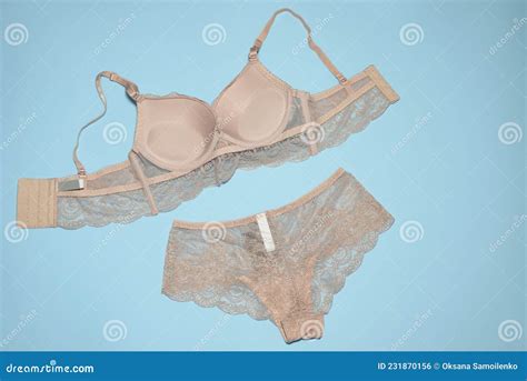 Lingerie Sexy Soutien Gorge En Dentelle Plate Et Culotte Nue Photo