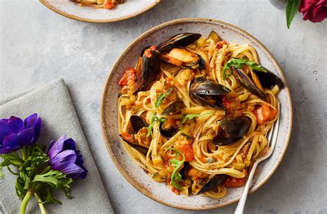 Jamies Tomato And Mussel Pasta Recipe Jamie Oliver Recipes Tesco