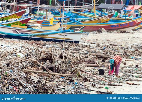 Barcos De Pesca Tradicionales En La Playa De Jimbaran Foto De Archivo