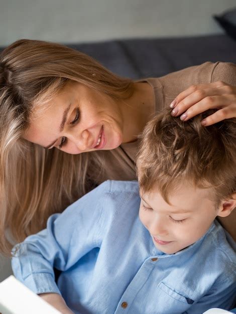 Belle mère blonde s occupant du jeune garçon Photo Gratuite