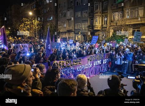 I Manifestanti Illuminano I Telefoni Cellulari Mentre Tengono I