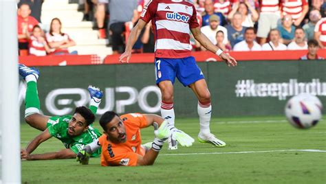 Bravo admite que el vestuario del Betis está preocupado y abre la