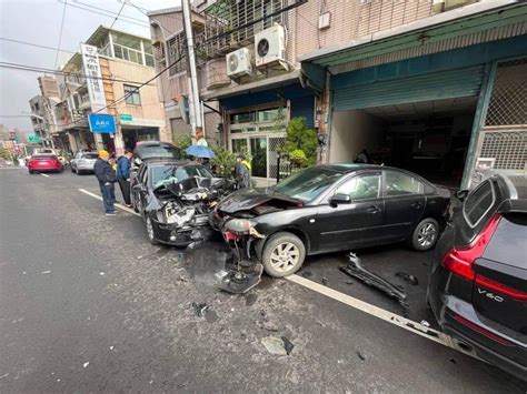 优享资讯 桃园男开车上坡暴冲对向 2车头撞烂吓坏路人：太可怕