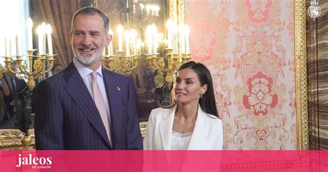 La Reina Letizia Deslumbra Con Un Impecable Traje Blanco