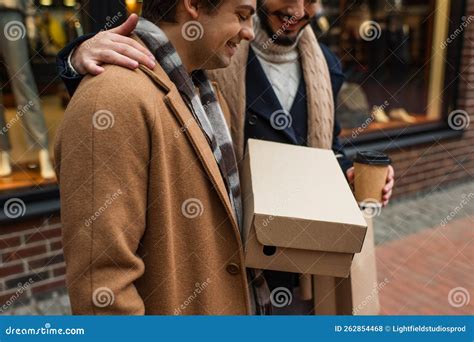 Hombre Gay Sonriente Con Bebida Para Llevar Foto De Archivo Imagen De