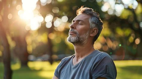 Hombre de mediana edad practicando ejercicios de respiración profunda