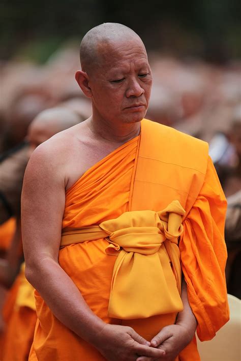 Monje Budista Meditar Tradicion Ceremonia Naranja T Nica En Pie