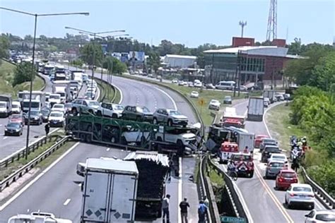 Chocaron dos camiones en la Panamericana y uno de los choferes está