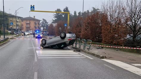 Esce Di Strada E Si Ribalta Con L Auto Per La Fretta Code E Caos In