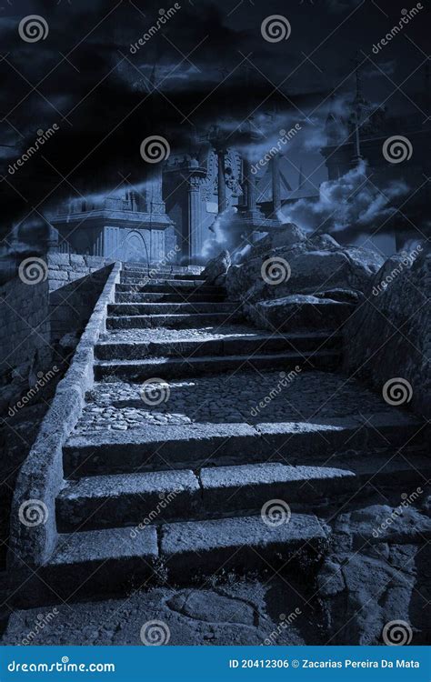 Escalera Al Cielo O Al Infierno Foto De Archivo Imagen De Oscuro