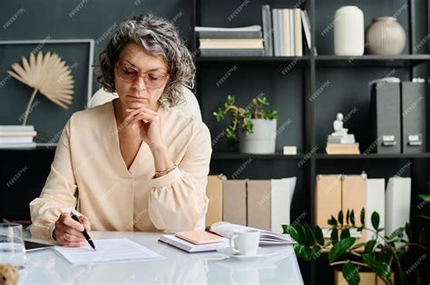 premium photo  female auditor  analyst