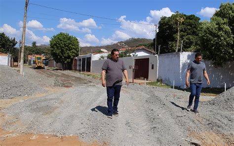 Prefeito Acompanha Execu O Da Pavimenta O E Drenagem Nos Bairros