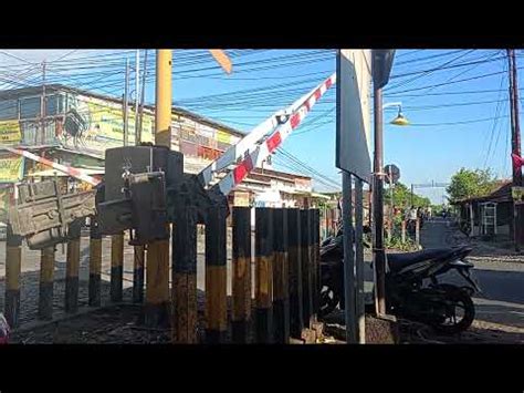 Peintasan Kereta Api Pasar Larangan Sidoarjo Youtube