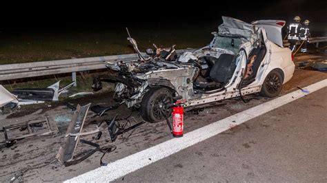 T Dlicher Horror Unfall Auf A Junger Bmw Fahrer Kracht In Lkw