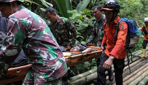 Proses Evakuasi Para Pendaki Korban Erupsi Gunung Marapi Foto