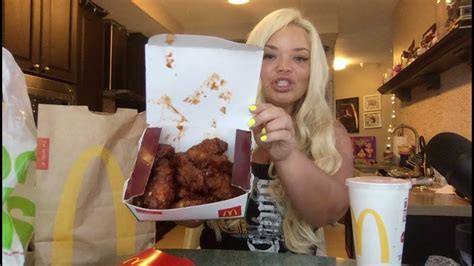 Trying Mcdonalds New Sweet N Spicy Honey Bbq Glazed Tenders Youtube