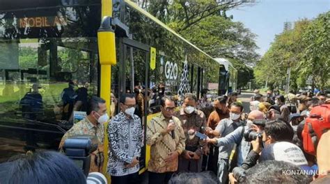 Dukung Presidensi G20 UI Serahkan Bus Listrik