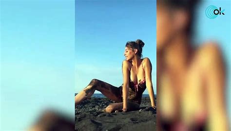 Almudena Cid sube la temperatura con un sensual vídeo en la playa