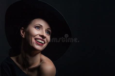 Portrait D Une Femme Dans Un Chapeau Noir Sur Une Photo Noire Et