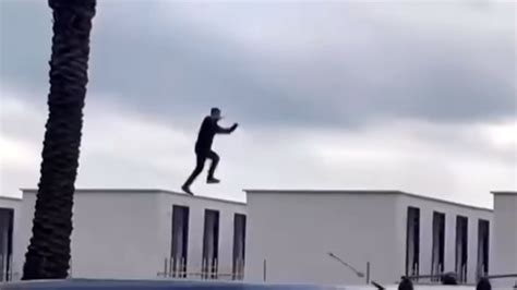 Ostia Uomo Salta Sulle Cabine Degli Stabilimenti Balneari Il Video