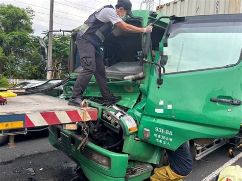 大貨車追撞聯結車 車頭凹陷駕駛雙腳卡住受困 社會 自由時報電子報