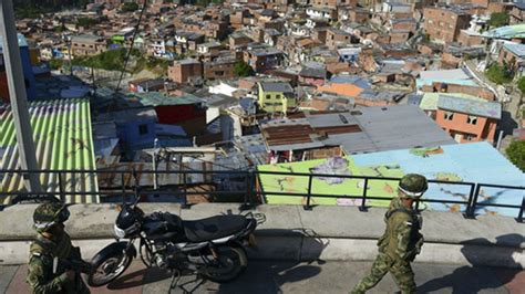 Comuna 13 La Cuna De Sicarios De Pablo Escobar Que No Logra Escapar De