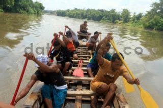 Penambang Pasir Berlatih Perahu Naga Di Sungai Serayu Datatempo