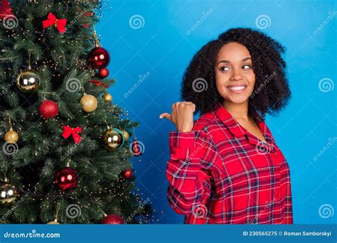 Foto De Perfil De La Joven Brunette Asombrada Se Ora Punto Look Tree Use Trajes De Dormir Rojos