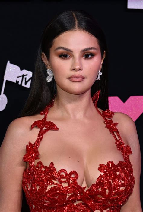 Selena Gomez Vmas Cast Bennie Kelcey