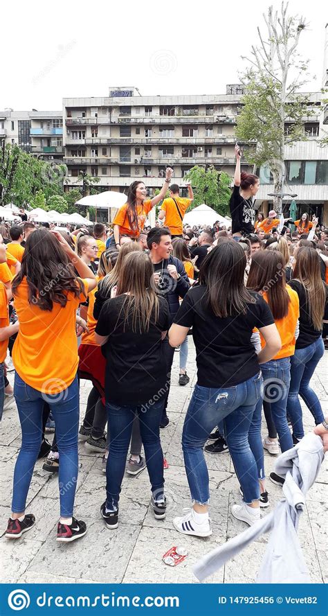 Dan A Comemorando Tradicionalmente A Extremidade Da Escola Alta