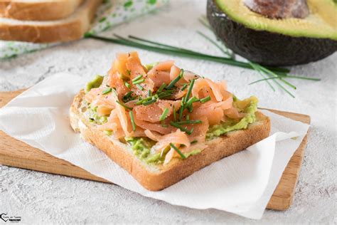 AVOCADO TOAST CON SALMONE Ricetta Facile Sfiziosa Antipasto Freddo