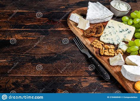 Tablero De Queso Surtido Con Brie Camembert Roquefort Parmesano Azul