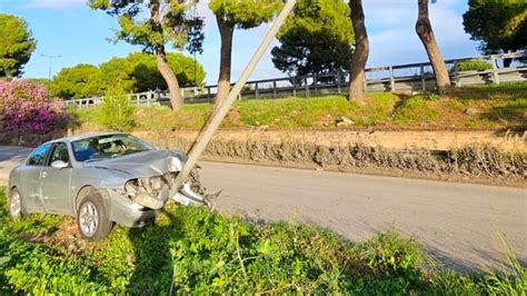 Incidente In Via Messina Montagne Si Schianta Contro Un Palo E Resta