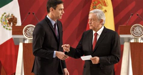 El Presidente Del Gobierno De España Pedro Sánchez Regala A López