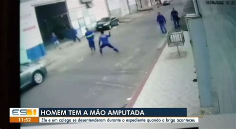 VÍDEO Homem tem mão decepada por colega de trabalho após briga durante