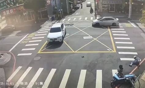 （機車騎士遭撞飛片）撞擊畫面曝光！ 桃園機車騎士連人帶車遭撞飛10公尺多處受傷