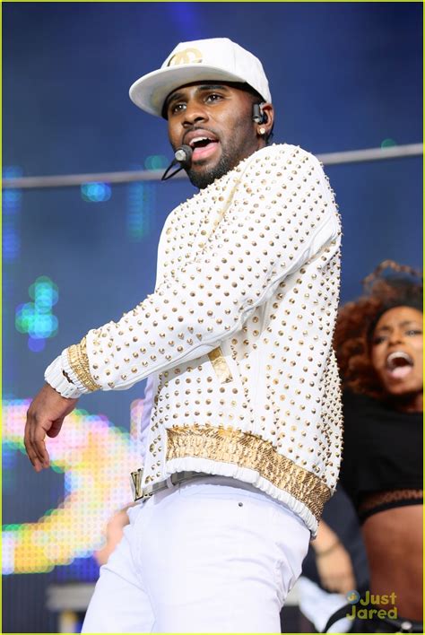 Jason Derulo Uses Dancers As Human Staircase During North East Live