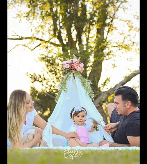 Foto Thaeme Mari To Posa Ao Lado Do Marido E Filha Ao Celebrar