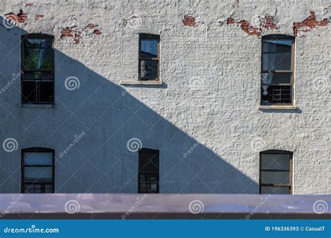 Muros De Ladrillo Blanco Texturados Y Ventanas En Una Tarde Soleada En