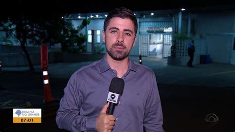 Nocaute Repórter da Globo é derrubado no chão em reportagem ao vivo