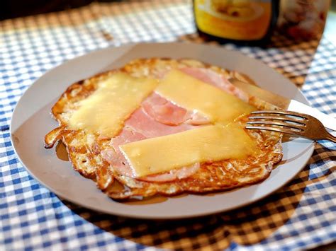 Rogge pannenkoeken met spek en kaas. Kookidee.nl