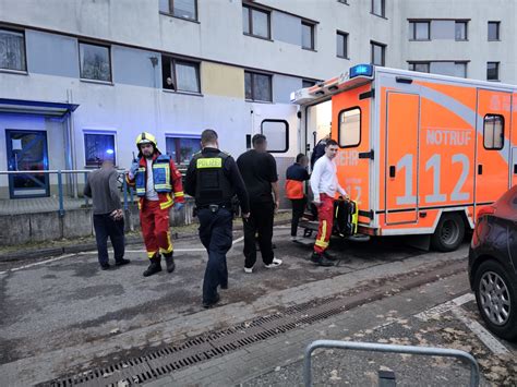 Fettbrand löst Großalarm aus vier Personen in Klinik Berlin Doku