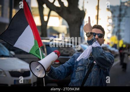 Ein Aktivist Mit Einer Pal Stinensischen Flagge Und Einem Megaphon In