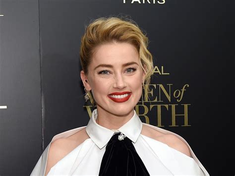 Dos Años Después De Mudarse A España La Actriz Amber Heard Espera A Su