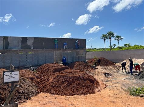 Prefeito Genival Bezerra vistoria obras de construção da UBS do Bairro