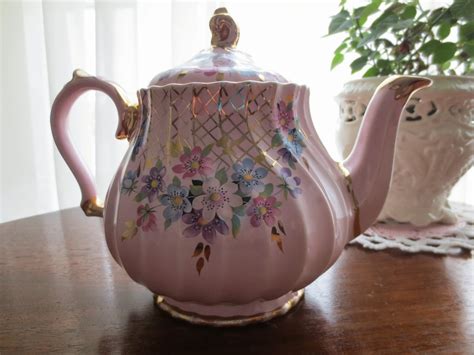 Karen's Cottage and Castle: A Pretty Pink Teapot